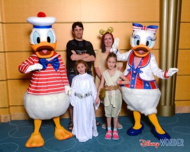 1736-66927510-Classic CL Donald and Daisy 4 Starboard-46419_GPR.jpg