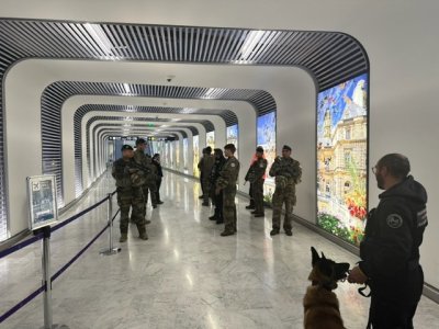 Army at Paris Airport CDG.jpg