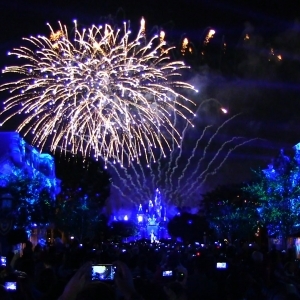 'Disneyland Forever' Full Fireworks Show and 'Kiss Goodnight'