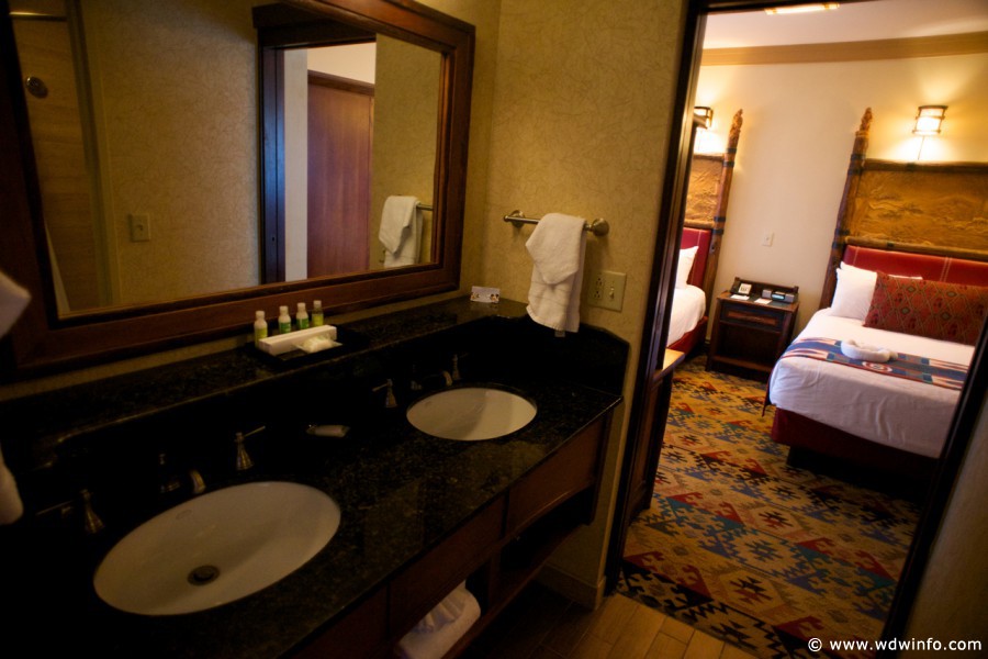 Wilderness-Lodge-deluxe-room-015