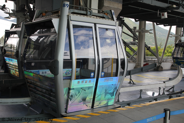 hong-kong-trip-ngong-ping-360-cable-car-crystal-cabin.jpg