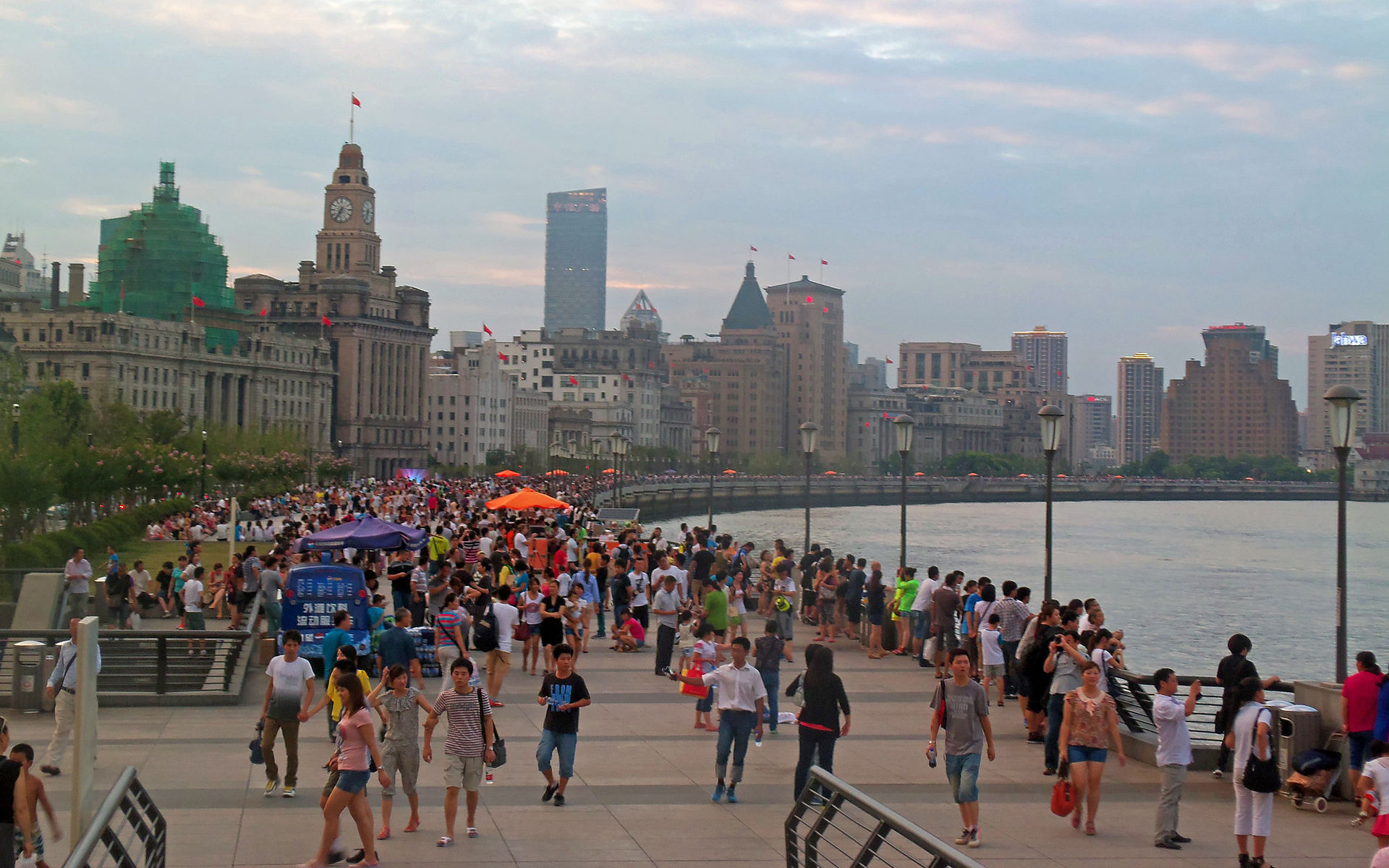 1920px-Crowded_Bund_on_summer_evening.jpg