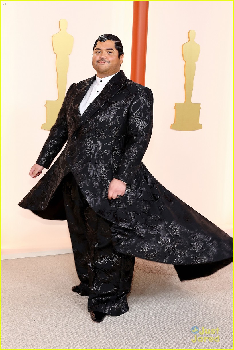 harvey-guillen-twirls-on-oscars-2023-red-carpet-07.jpg