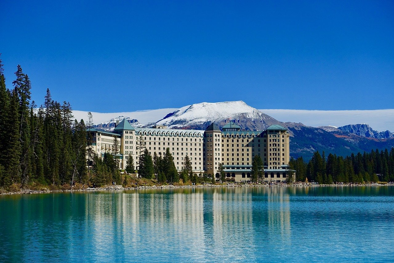 lake-louise-fairmont-hotel-and-lake.jpg