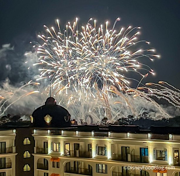 2022-wdw-disneys-riviera-resort-hotel-topolinos-terrace-dinner-balcony-harmonious-fireworks-view-613x600.jpg